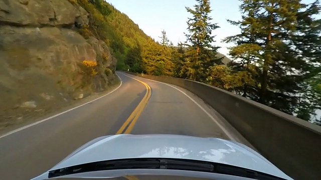 跑车在小山路上开得太快视频素材