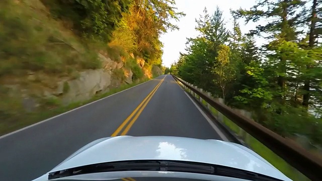跑车在小山路上开得太快视频素材