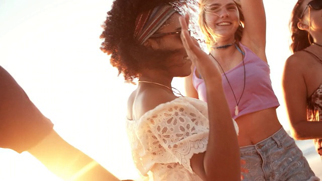 非洲裔女孩在海滩派对上和朋友跳舞视频素材