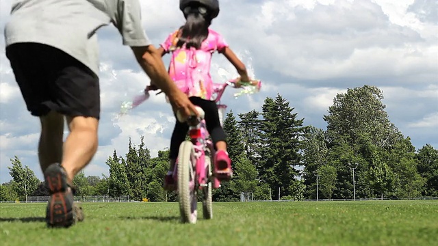 亚洲女孩第一次骑自行车没有辅助轮视频素材