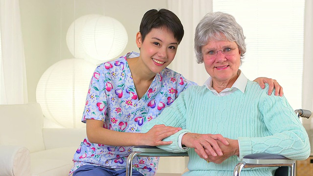 中国护士和老年病人视频素材