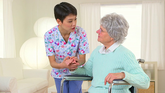 中国护士劝告老年病人视频下载