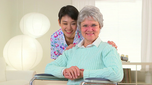 中国护士和老年病人视频下载
