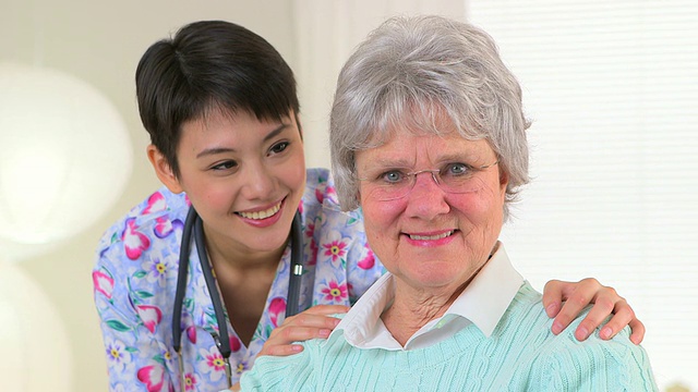 中国护士和病人的特写视频素材