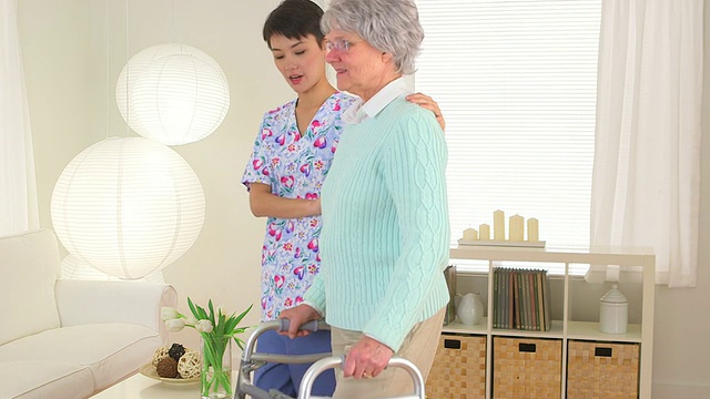 中国护士帮助老年病人走路视频素材