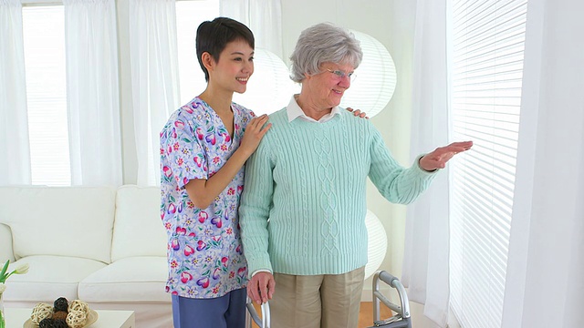 中国护士和老年病人望着窗外视频素材