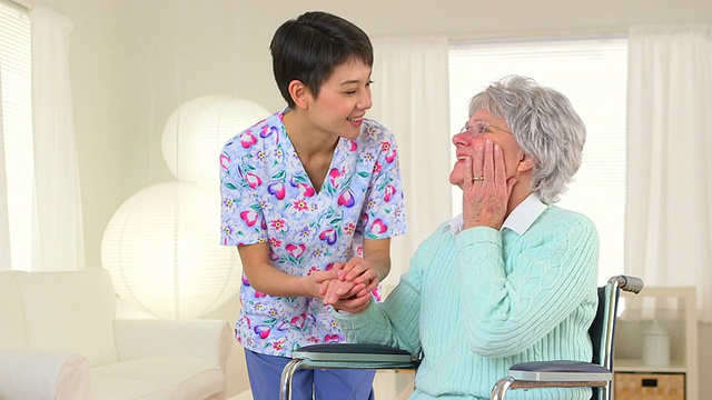 快乐的中国护士与病人交谈视频下载