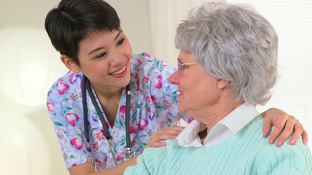 中国护士愉快地与老年病人交谈视频素材