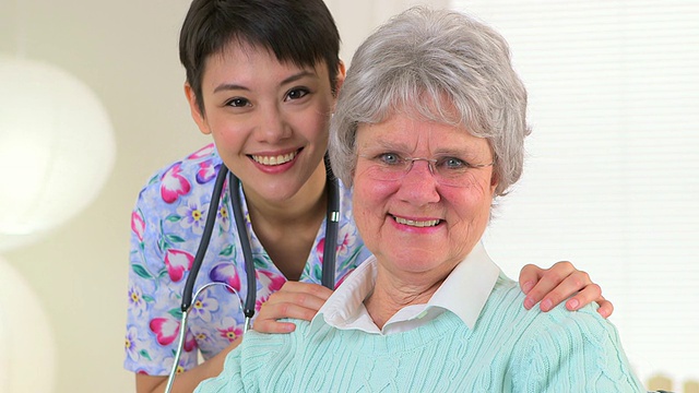 快乐的亚洲护士和老年病人视频下载