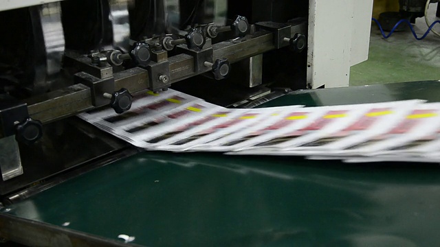印刷车间，胶印卷筒印刷报纸，杂志生产线视频下载