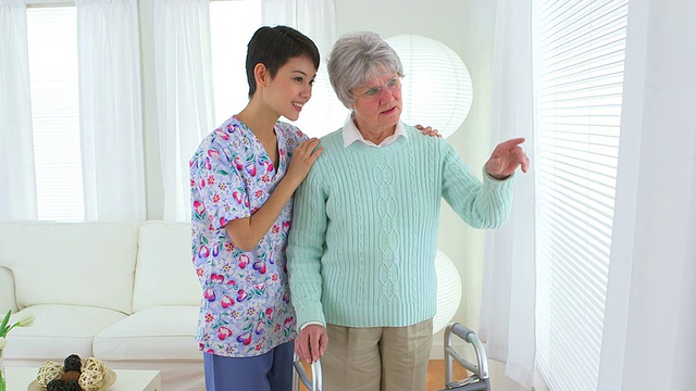中国护士和老年病人望着窗外视频素材