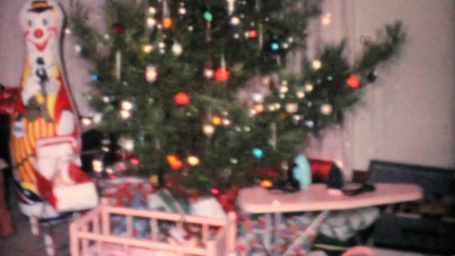 圣诞礼物周围的树-1961复古8毫米电影视频素材