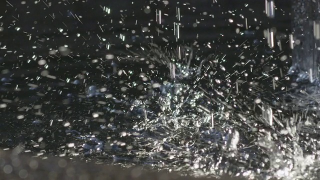 水滴从喷泉中慢镜头地落下视频下载