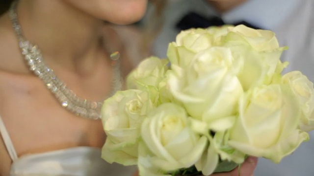 新娘和新郎手捧新娘花束视频素材