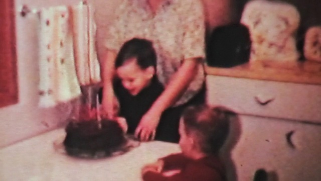 男孩享受他的生日1966复古8毫米电影视频素材