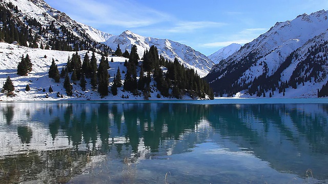 冬天的山湖。视频下载