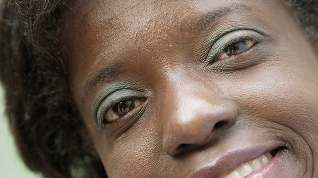 快乐成熟的黑人妇女看着相机的肖像视频素材