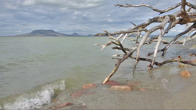 巴拉顿湖在风中，匈牙利视频下载