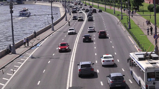 莫斯科市中心的汽车交通。视频下载