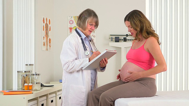 医生在听一位孕妇的胃视频素材