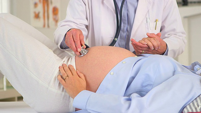 医生用听诊器检查孕妇的胃视频素材