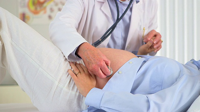 医生听孕妇的肚子视频素材