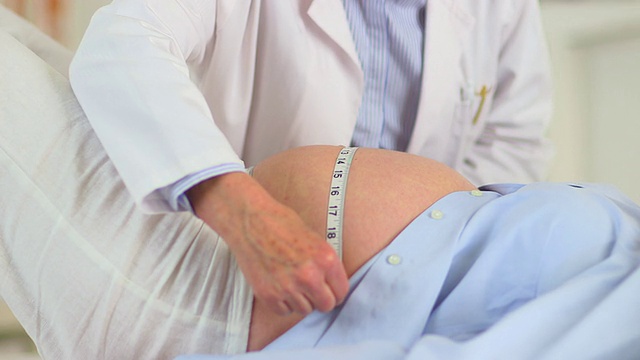 医生测量孕妇的胃视频素材