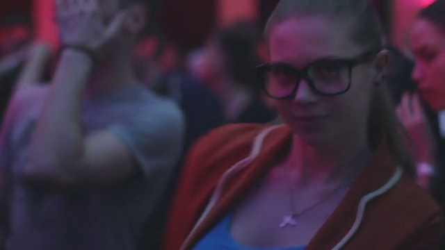 性感的迪斯科女孩戴着眼镜(教师风格)跳舞视频素材