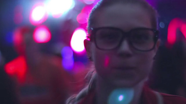 性感的年轻女性在时尚的眼镜跳舞视频素材