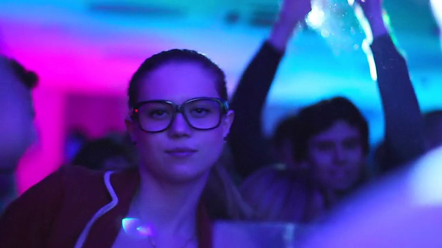 年轻性感的成年女性在迪斯科灯光下的舞池视频素材