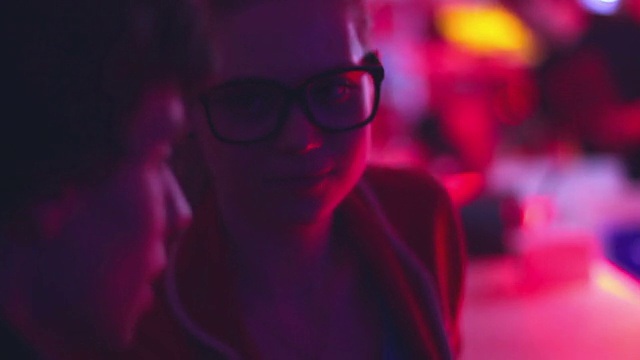 男男女女在当地酒吧里情绪化的谈话视频素材