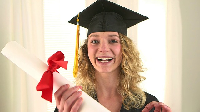 微笑的金发女毕业生持有文凭视频下载