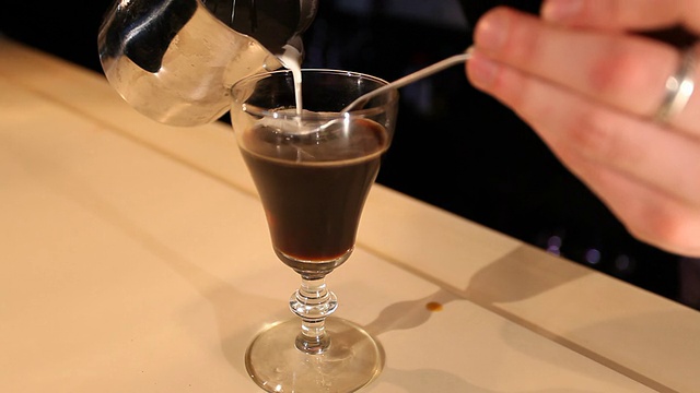 咖啡师在咖啡鸡尾酒中加入糖浆视频下载