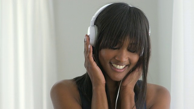 快乐的黑人妇女听着音乐微笑着视频素材
