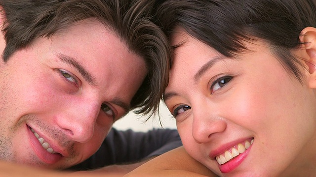 跨种族夫妇微笑视频素材