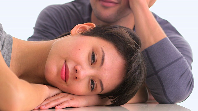 一个中国女人和男朋友躺在桌子上视频素材