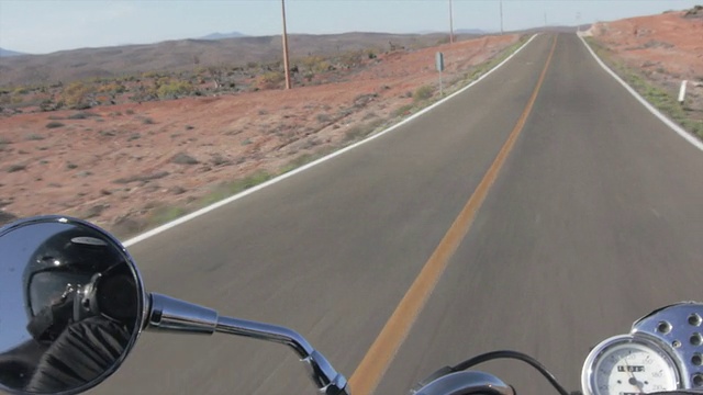 沙漠公路上的摩托车探险视频素材