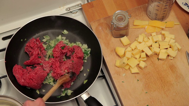 把肉加入洋葱和欧芹中视频素材