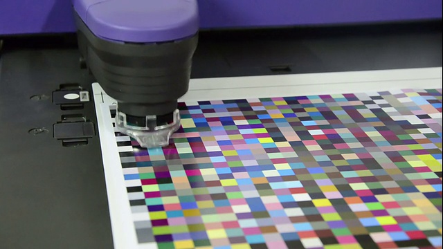 印刷机车间印刷厂分光光度计颜色管理测量工具视频素材