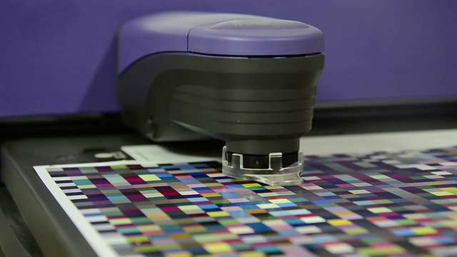 印刷机车间印刷厂分光光度计颜色管理测量工具视频素材