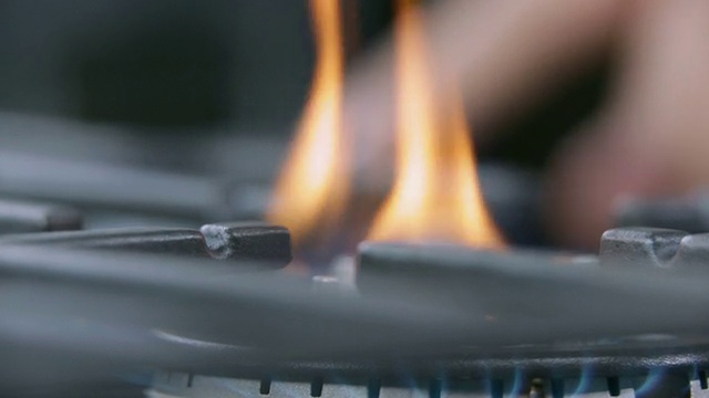 HC CLOSE:改变煤气灶的燃烧强度视频下载