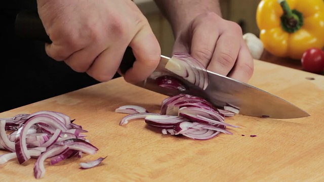 厨师用刀切洋葱视频素材