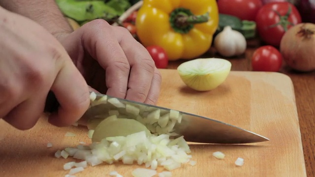 切菜板上切蔬菜的女人视频素材