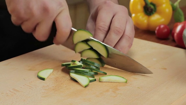 厨师用刀切西葫芦视频素材