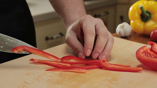 厨师用刀切红辣椒视频素材