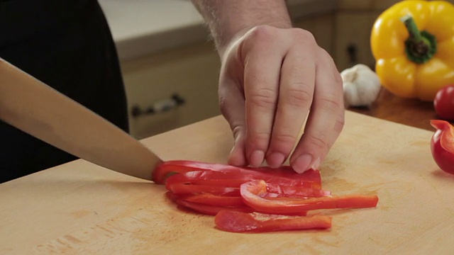 厨师用刀切红辣椒，慢动作视频素材