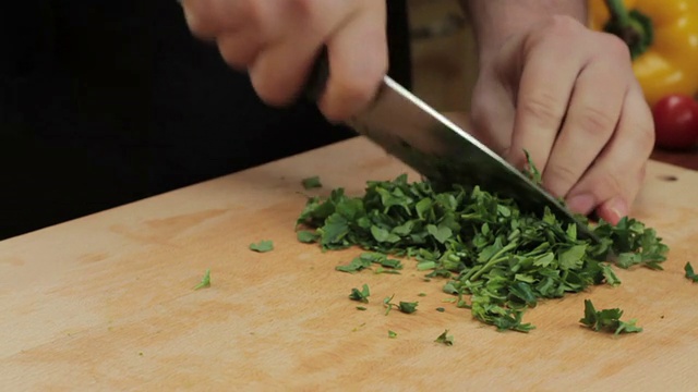 厨师用刀切欧芹，慢动作视频素材