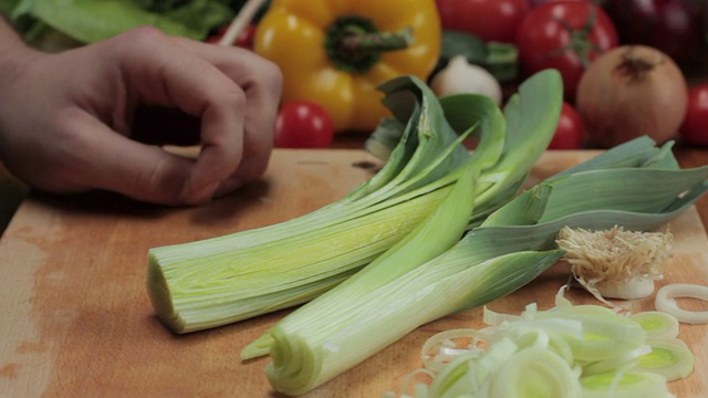 厨师用刀切韭菜，跟踪拍摄视频素材