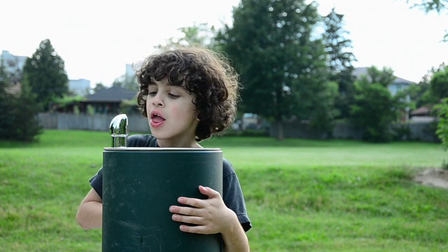 西班牙儿童从饮水器中饮水视频素材