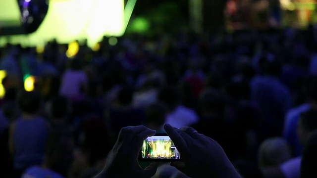 HD STOCK:用手机拍摄现场管弦乐队的照片视频素材